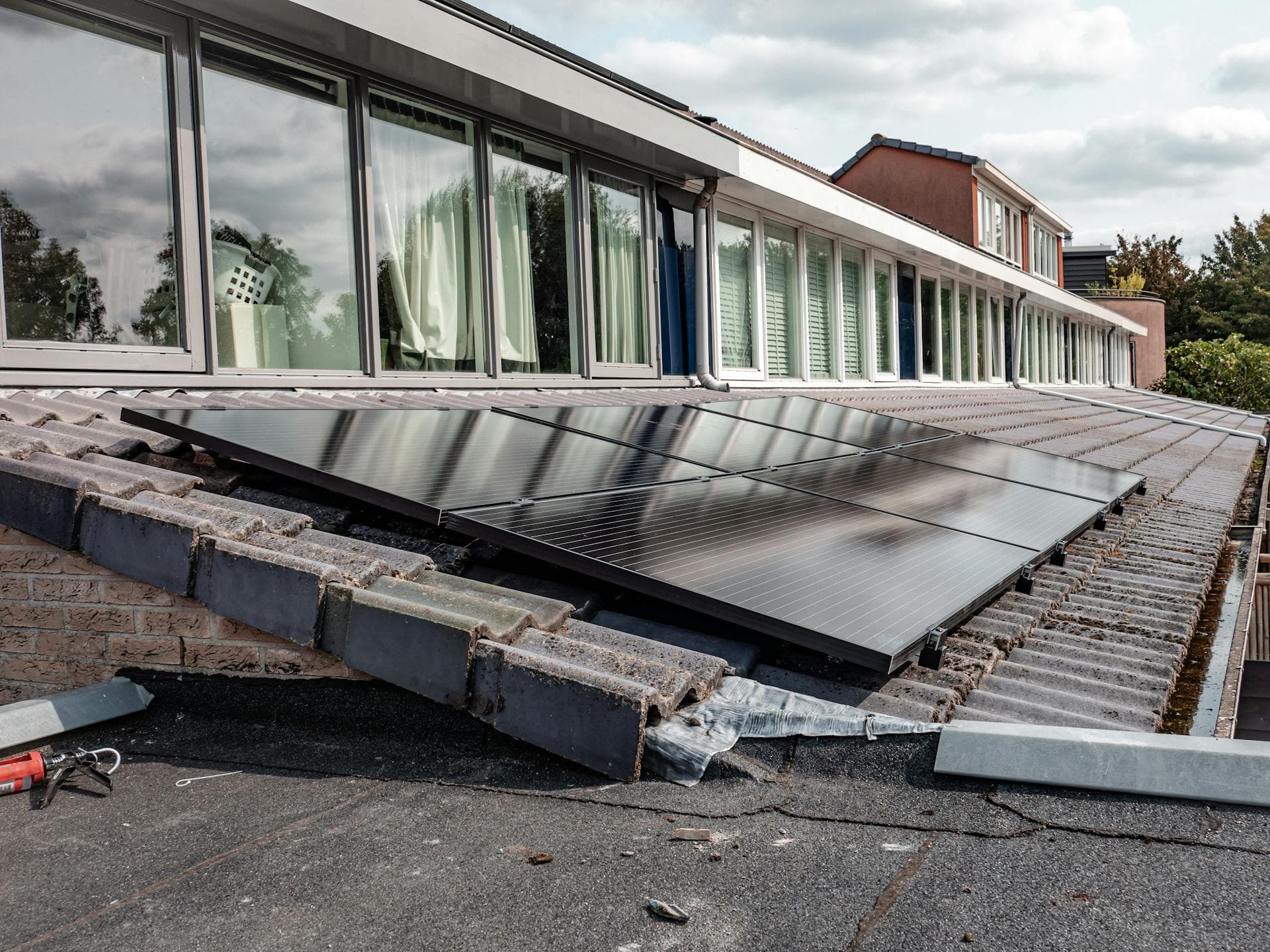 Modernes Einfamilienhaus mit Photovoltaikanlage auf dem Dach als Symbol für die Investition in Solarstrom